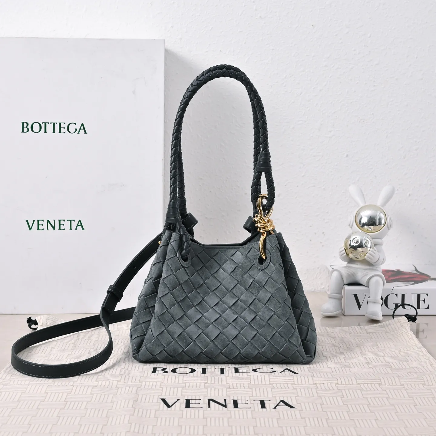 Batch 1760 BV's new intrecciato suede woven leather shoulder bag. It comes with a detachable cross-body strap. It comes with a mini bag inside. The appearance retains the unique design of BV woven. The parachute bag is a bag that makes people excited before seeing the actual thing. The small gold knot embellishment is full of simple and high-end sense to meet your needs in different occasions. Model: 6569 Size: 21X17X16.5cm